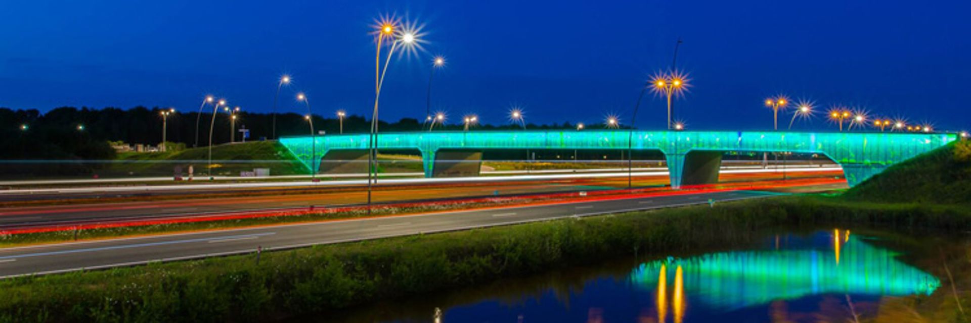 Foto verlicht viaduct