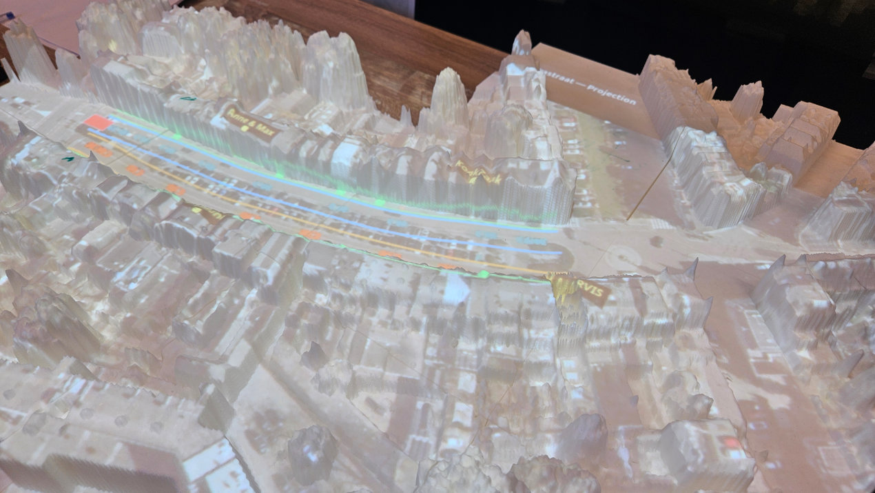 Een verkeersscenario wordt door DigiKompas geprojecteerd op de maquette.