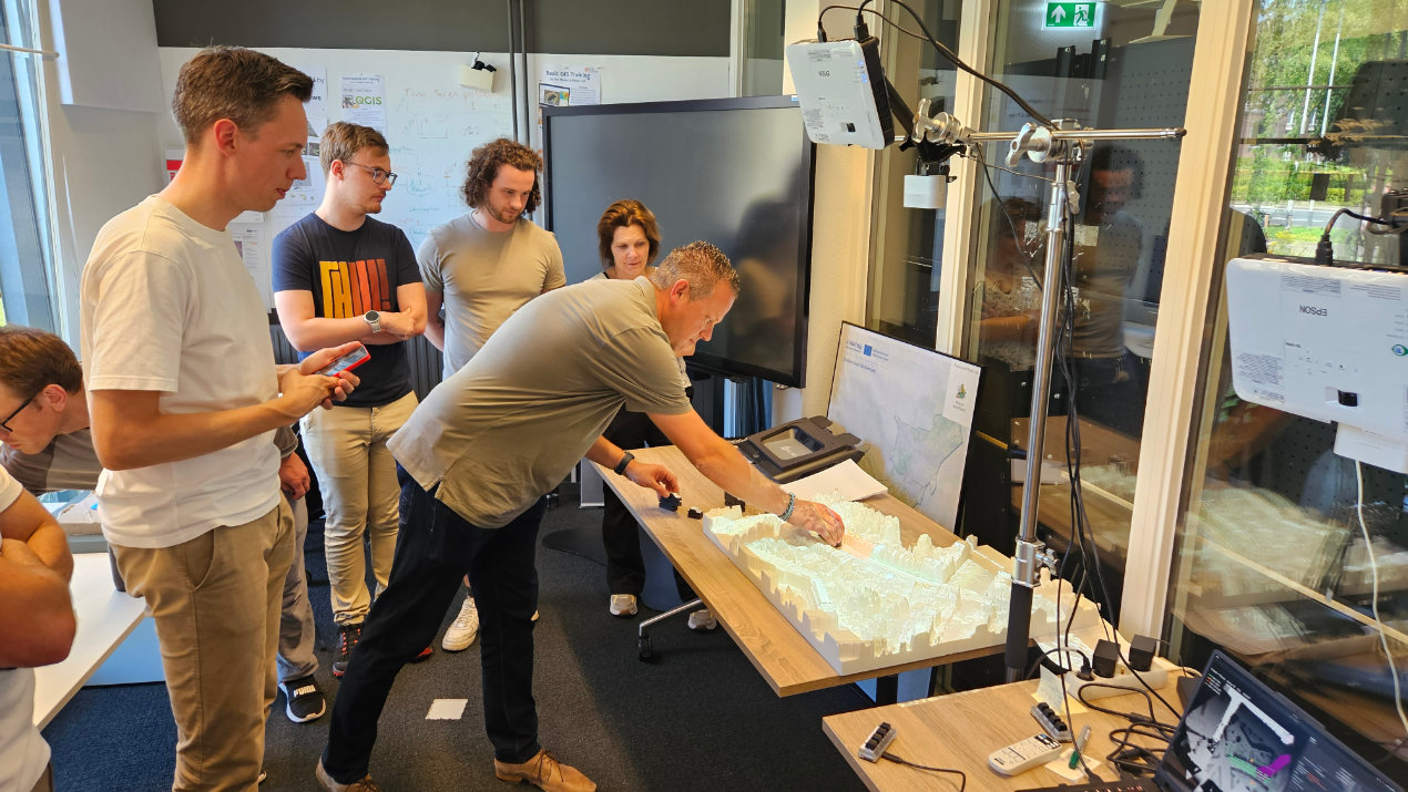 Plaatsing van een voertuig op de maquette om een verkeersscenario te visualiseren.